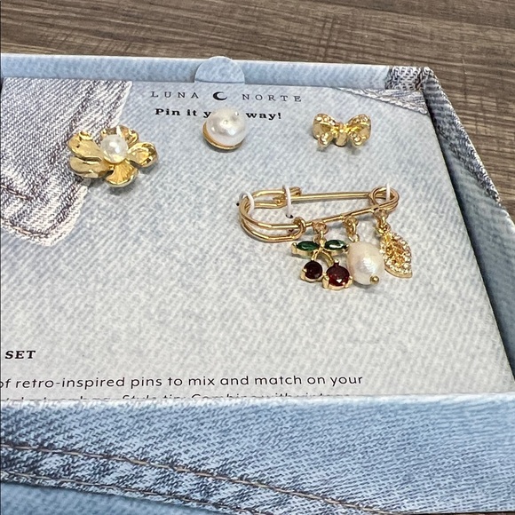 Luna Norte | Vintage-Retro Inspired Brooch Collection - Picture 7 of 8